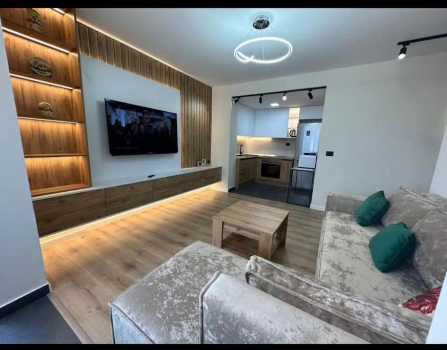 טיראנה Peace And Love Luxury Apartment In Center, New Bazaar 2 מראה חיצוני תמונה